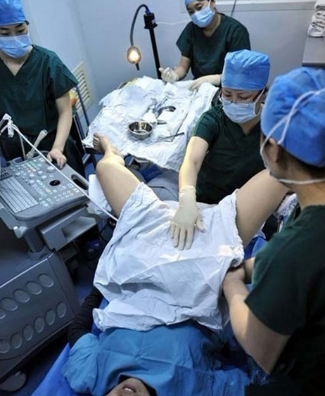 妻子多次做试管婴儿都失败，我想放弃，妻子却下跪要求接着做！