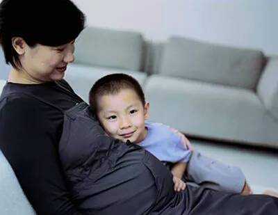 孕期三个月检查是女娃，宝宝出生后丈夫吃惊，婆婆当场幸福大笑